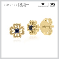 Gemondo ต่างหูทองคำ 9K ประดับไพลิน (Blue Sapphire) ดีไซน์ดอกไม้ 4 กลีบ