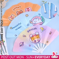 《 𝗜𝗡𝗦𝗧𝗔𝗡𝗧 𝗢𝗣𝗘𝗡 》Cute Cartoon Folding Hand Fan Foldable Plastic Handheld Fans Kids Gift Doorgift Kipas Tangan Lipat 卡通折叠扇
