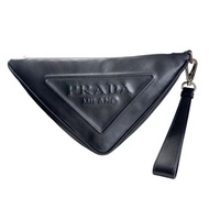 全新 PRADA 黑色小羊皮巨型三角logo拉鍊真皮手拿包附掛帶 奢侈品