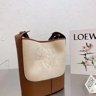 ☏ประพันธ์ LOEWE วัวแบบใหม่ Loewe กระเป๋าทรงถังสไตล์ศิลปะกระเป๋าสะพายไหล่กระเป๋าสะพายข้างสไตล์ที่ทันสมัยและหลากหลาย