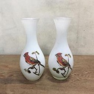 WH13926【四十八號老倉庫】全新 早期 台灣 鳥 牛奶玻璃 花瓶 高17.7cm 1對價【懷舊收藏拍片道具】