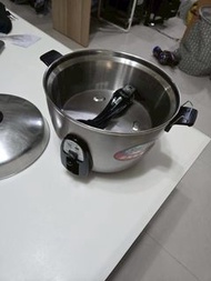 二手TATUNG/大同電鍋TAC-11KN不銹鋼電鍋飯鍋11人份。內外都不繡鋼喔。功能正常。附電線。乾淨，有保固
