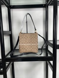 🎀Brand New Free Shipping💙Coach 2312  Town Bucket小號水桶包  斜挎包 塗層帆布及皮革｜Color 卡其色配黑色｜Size 20x22x11 cm💙配件全
