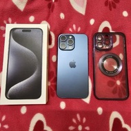 婍婍小舖 轉賣 二手 極新 限面交 iPhone 15 Pro Max 1TB 鈦藍色 原廠盒裝 附紫色自帶鏡頭膜手機殼