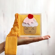 女嬰和男孩用紙杯蛋糕感覺活動書，蒙台梭利安靜忙碌的書