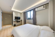 Lizhou Hotel (Gongbei Port Light Rail Station)