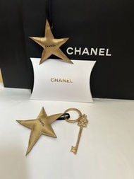 Chanel*愛情鎖之鑰+海星掛飾*徽章鑰匙圈🙋Chanel珠寶展禮；背面的細節，真、假最明顯！（因材質、工藝很細緻）