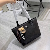 Women's office handbag comes with an elegant shape to hold things comfortably and conveniently, suit