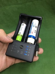 Smart USB battery charger/通用智能充電（圓柱體鋰電池,如18650,2A,3A,26650,.....） +放電器（可作power bank用)/USB充電/2槽獨立/led燈號顯示/