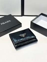 全新靚貨Prada 油蠟小牛皮短版皮夾，經典黑色款式，size： 12x10cm 錢包粉紅色 皮夾 錢包 男女款 💡包裝齊全，原廠禮盒+加防塵袋