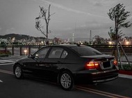 出廠年份:08出廠  🚗 車輛型號: BMW  3 Series 320i 黑  2.0 汽油 4門5人座