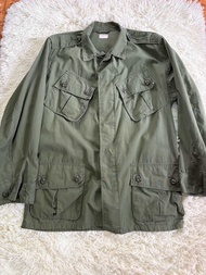 เสื้อทหารกระเป๋าเฉียงรุ่น1 ยุคสงครามเวียดนามUSA Medium Regular รอบอก46-48“ ยาว29” ไหล่19“ แขน24” มือ
