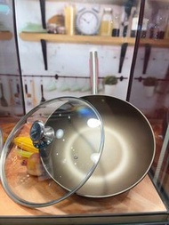 Living Art 韓式碳鋼鈦極炒鍋 32cm (含鍋蓋)  不沾鍋