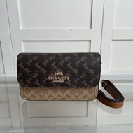 Coach 馬車印花斜背包