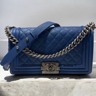 CHANEL荔枝皮BOY25CM深藍霧銀