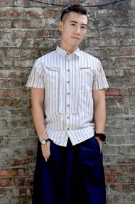 TIMBEE LO T字型立體撞色拼接設計 灰白色細條子短袖襯衫中性恤衫