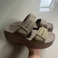 CROCS BROOKLYN BUCKLE LOW WEDGE รองเท้าผู้หญิงมือสองของแท้