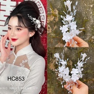Set of two super pretty white flower pins HC360