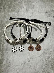 Set de 2 piezas de pulsera trenzada para parejas con dije minimalista de fútbol y baloncesto en blanco y negro de moda