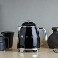 【SMEG】義大利復古0.8L迷你電熱水壺-耀岩黑