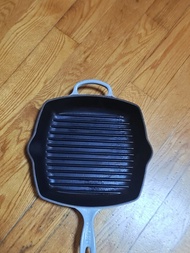 Le Creuset 方形鑄鐵坑紋煎鍋