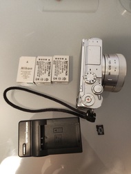 Nikon 1 J5 silver with 10-30 PZ lens bundle (please read description)
