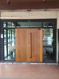 มือจับประตู SKC 1023 (25) ยาว 1.50 ม. สำหรับประตูไม้ กระจก อลูมิเนียม มือจับ ประตู สีดำ BLACK , สีสเตนเลส SS . สี ทองเหลืองรมดำ AB