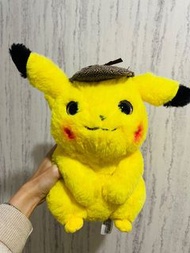 【名偵探皮卡丘 正版】27公分 電影同款 正版 POKEMON 寶可夢皮卡丘 名偵探皮卡娃娃 精靈寶可夢 皮卡丘 偵探皮卡丘 娃娃 動畫版皮卡丘娃娃 絨毛玩具