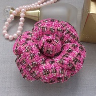 粉色布藝山茶花胸針