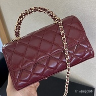site handbag, travel bag, tote bag.