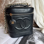 香奈兒 CHANEL 黑金 魚子醬 牛皮 豎版經典 化妝箱 化妝袋 小盒子 黑色 化妝包 黑色皮革 魚子醬 經典款 斜挎包 腋下包 側背包 小箱子 中古 復古 老香 古董包 盒子 vintage c