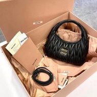 全新MIU MIU HOBO BAG SMALL 5BC125 Matelassé 小號黑色半月形手袋/斜背包 褶皺羊皮 金扣 #BRAND NEW#香榭站正品