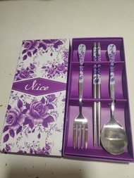【100%全新】優雅紫色玫瑰陶瓷柄不鏽鋼餐具套裝 三件組（餐匙+餐叉+筷子）環保便攜 環保餐具 附原裝精美禮盒
