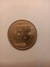 這是一枚來自新加坡的第一系列硬幣，主要規格如下： 

硬幣類型：新加坡1 元硬幣(第一系列)

發行年份：1967 年至1985 年間發行