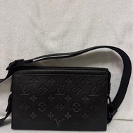 LV Monogram Shadow Gaston 經典滿版花紋織帶皮革二合一斜背包(黑) (型號M81115)