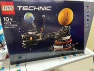 Lego 42179 - Planet Earth and Moon in Orbit