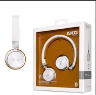 AKG Y45BT 這款折疊式耳罩式藍牙耳機，是讓您隨心所欲享受高品質音效的最佳夥伴，它是 AKG 最優質的一項產品，具備專業品質的音效、更擁有功能強大的無線藍牙 (Bluetooth®) 技術以及免持功能，讓您隨心所欲地做任何事。有一點小瑕疵（裂痕）絕對不影響使用！所以直接低於市價優惠給喜歡的您！小瑕疵照片請參考第五張照片！AKG 於 1947 年在維也納成立，由 Dr. Rudolf Goerike 和 Ernst Pless 攜手共創。成立之初只由五名員工親手製作產品 #23旋轉生日慶