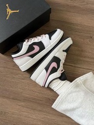 💥現貨💥甜酷溫柔風必收 Air Jordan 1 Low 黑白淺粉 女子低幫休閒運動籃球鞋 | Air Jordan 1 Low "Light Soft Pink"（貨號：553560-161）| 適