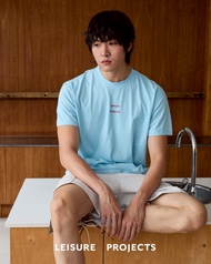 (LEISURE PROJECTS) LEISURE LOGO RELAX T-SHIRT เสื้อยืดเเขนสั้นทรง oversize ผ้า premium cotton พิมพ์ล