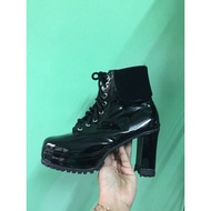 B 05 glossy boots with underground soles
