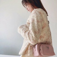 ️PRADA 粉色銀扣寬肩帶 相機包 23*11*7 98新配件塵袋