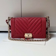 Chanel 金鍊紅色荔枝皮V格口蓋包 BOY 25