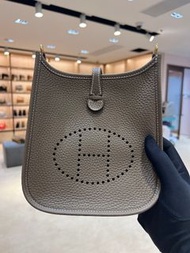 W stamp 陪驗👌🏻門市現貨 全新全套 Hermes Mini Evelyne 16 Amazone SHORT Etoupe GHW 大象灰金扣 短帶 藍色帶 Bleu Indigo cclux