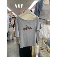 春夏简约时尚狗狗印花斜肩短袖t恤女纯欲宽松露肩上衣潮Spring and Summer Simple Fashion Dog Print Slant Shoulder Short Sleeve Tsj