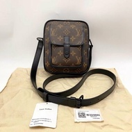 LV 老花Christopher肩背斜背相機包15*17*8 99新配件:塵袋吊牌