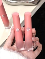 🔥2025⭐️ 𝑨𝒓𝒎𝒂𝒏𝒊新品劇透 ⭐️【新品激抵！】🔥香港專櫃正貨｜全新🌟 阿瑪尼水唇釉✨粉光唇殺瘋🌸阿瑪尼水唇釉 （# 20號水光摩卡棕，顯白提氣色/ #19號氛圍玫瑰棕，溫柔顯嫩/ #18素顏