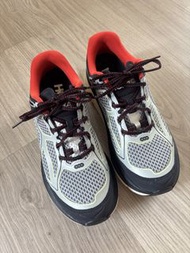 Hoka Bondi 7 黑色紅色跑鞋