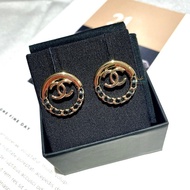 CHANEL  AB7845 淡金 雙C 圓形x皮穿鍊 針式耳環