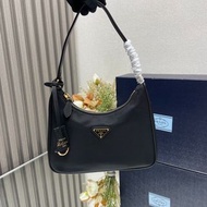 prada hobo腋下包