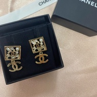 Chanel 金色方形 CC 標誌吊墜耳環 AB7261